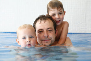 Pablo ás (center) keeping his head above water.